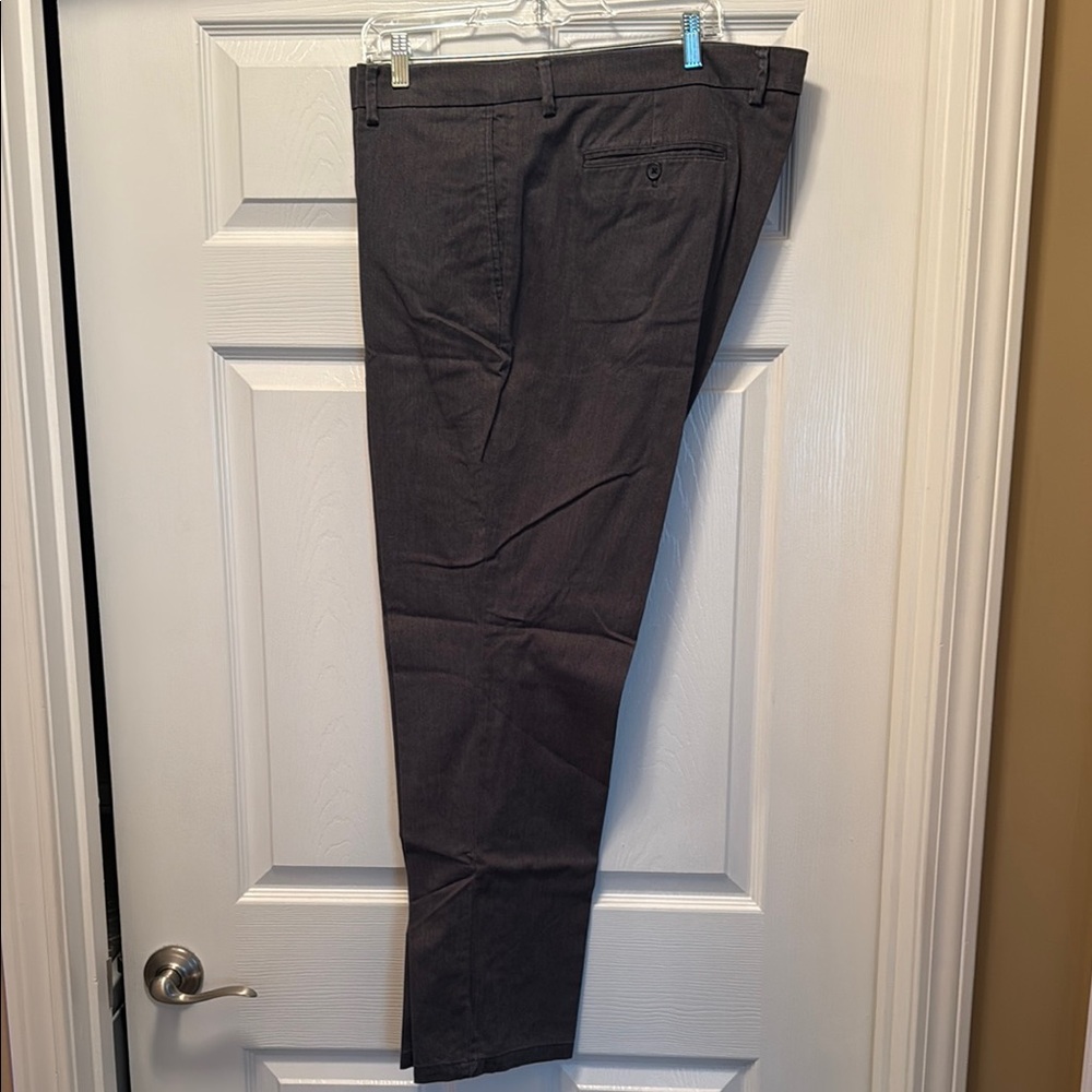 Old Navy Men's Ultimate Slim Pants 42x30 - Gently worn/Smoke & Pet free